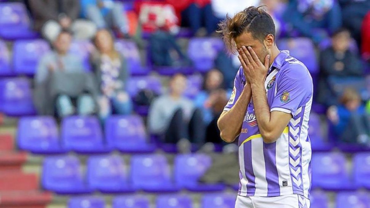 Juan Villar muestra su desolación al final del encuentro-J. M. LOSTAU
