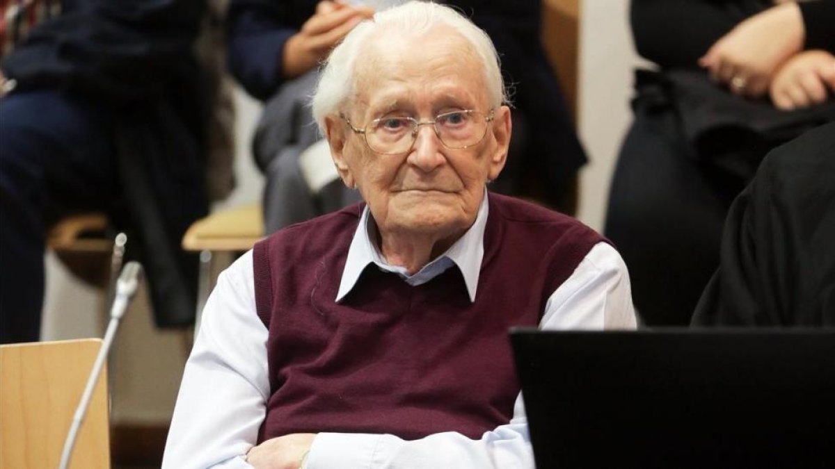 Oskar Gröning espera la proclamación de su veredicto, en Lüneburg, el 15 de julio del 2015.-/ EFE / TOBIAS SCHWARZ