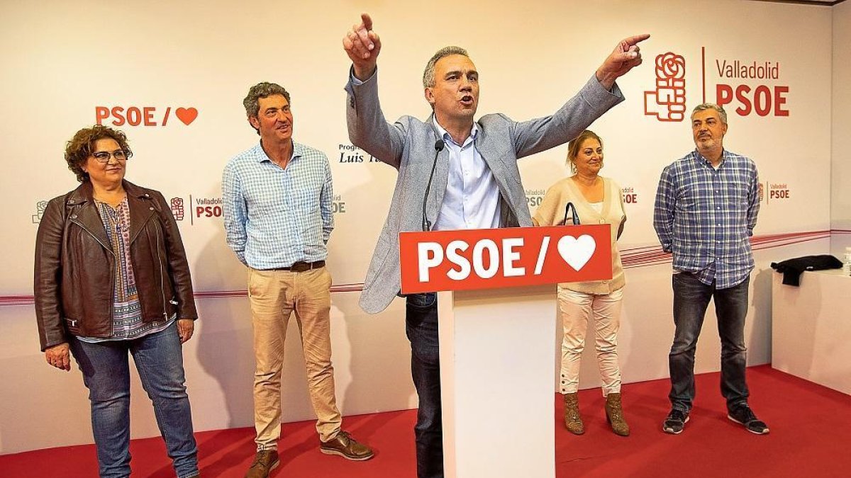 Javier Izquierdo se dirige a los simpatizantes en la sede del PSOE en Valladolid.-J.M. LOSTAU