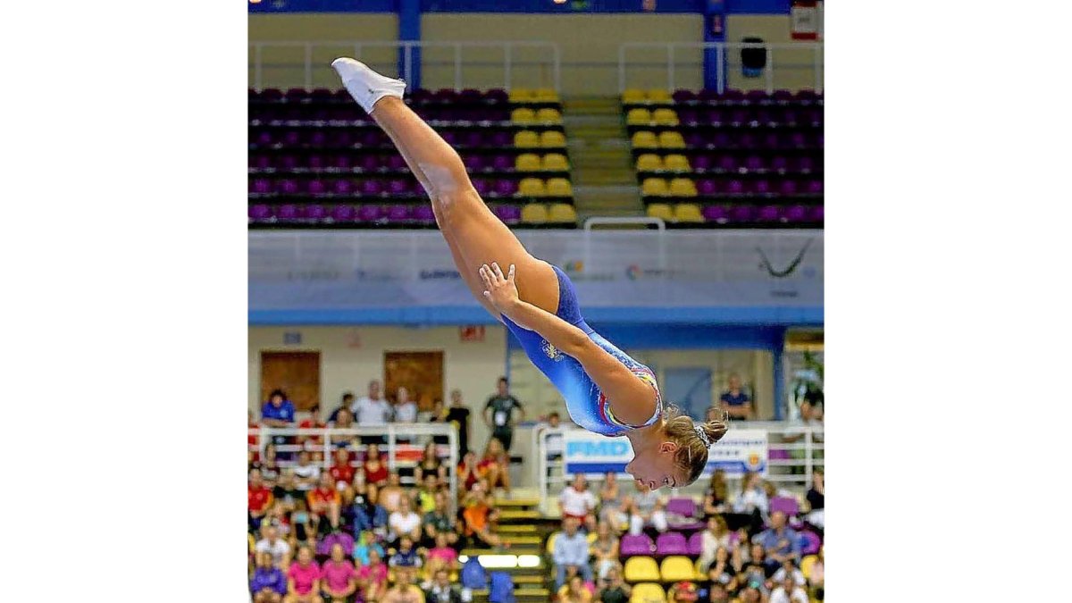La burgalesa Elvira Santiago en su ejercicio ayer en Trampolín individual.-MONTSE ÁLVAREZ