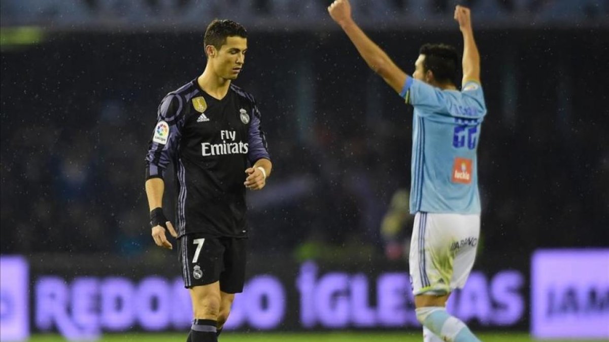 Cristiano Ronaldo abandona cabizbajo el terreno de Balaídos mientras Cabral celebra la clasificación del Celta.-AFP / MIGUEL RIOPA