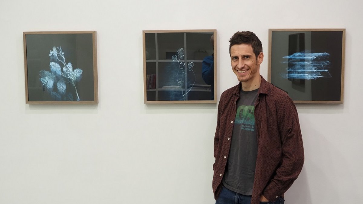 Víctor Hugo Martín, en la Galería Javier Silva, con obras de 'Herbario'. | P. REQUEJO