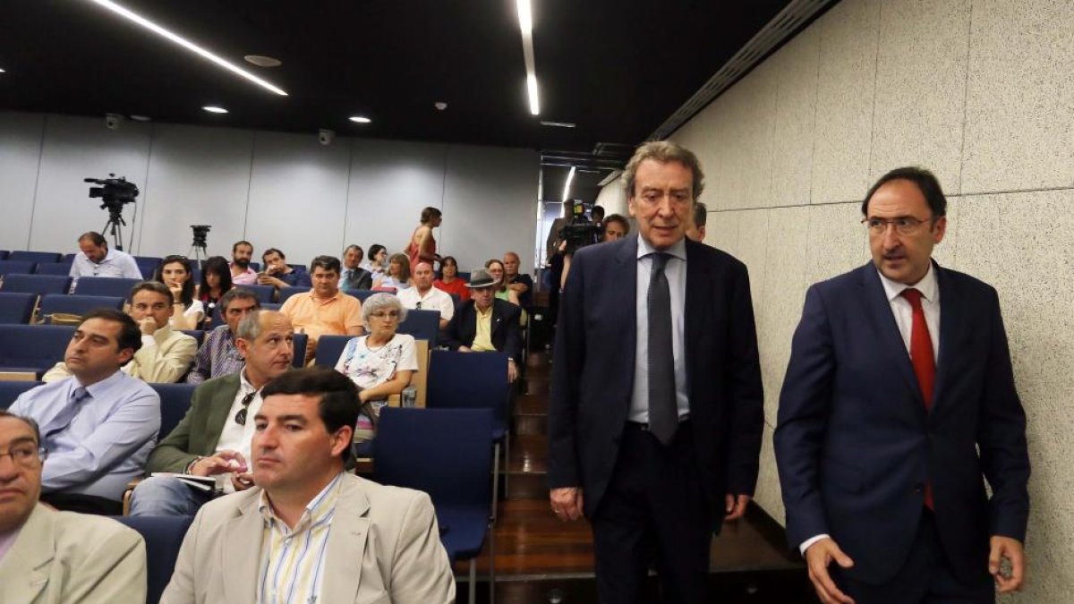 El vicepresidente y consejero de la Presidencia, José Antonio de Santiago-Juárez y el presidente de la FRMP, Alfonso Polanco-ICAL