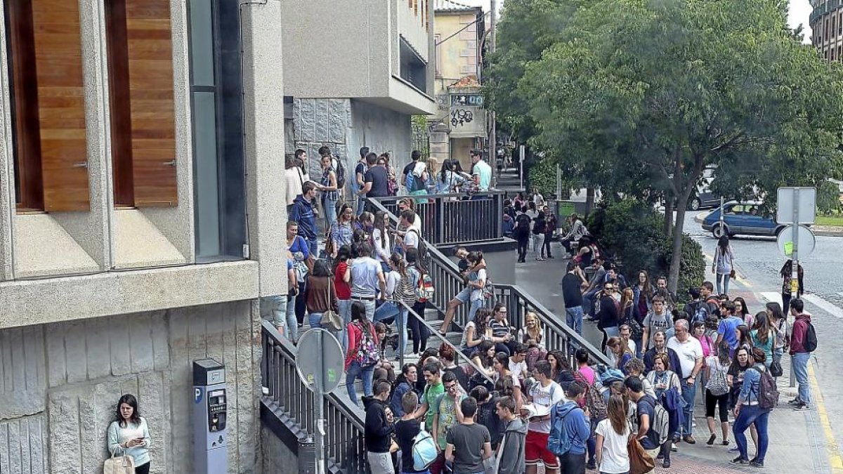 Estudiantes en las pruebas de selectividad en el campus María Zambrano de Segovia.-E. M.