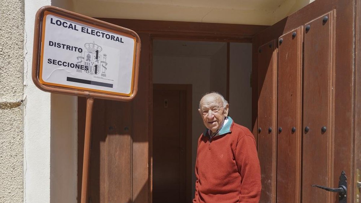 Pedro de 95 años se dispone a votar en el único colegio electoral de su pueblo, Boada de Campos (Palencia) de 17 habitantes - Eduardo Margareto-ICAL