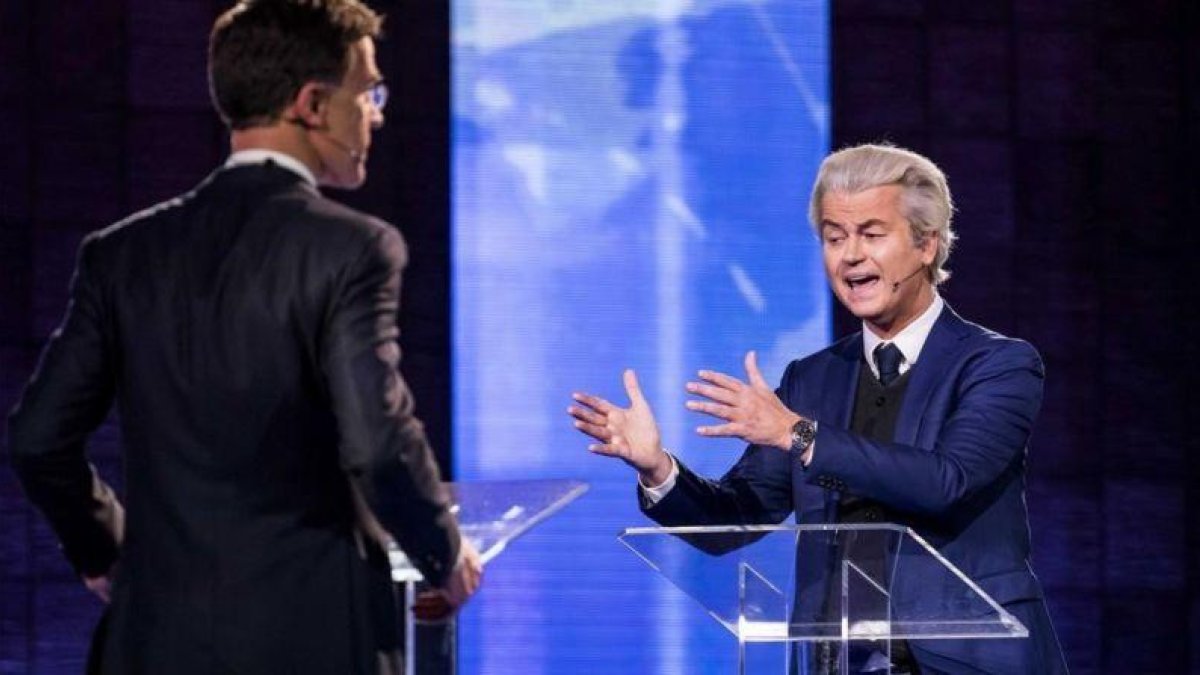 Rutte (izquierda) y Wilders, durante el cara a cara televisivo, el 13 de marzo.-EFE / BART MAAT