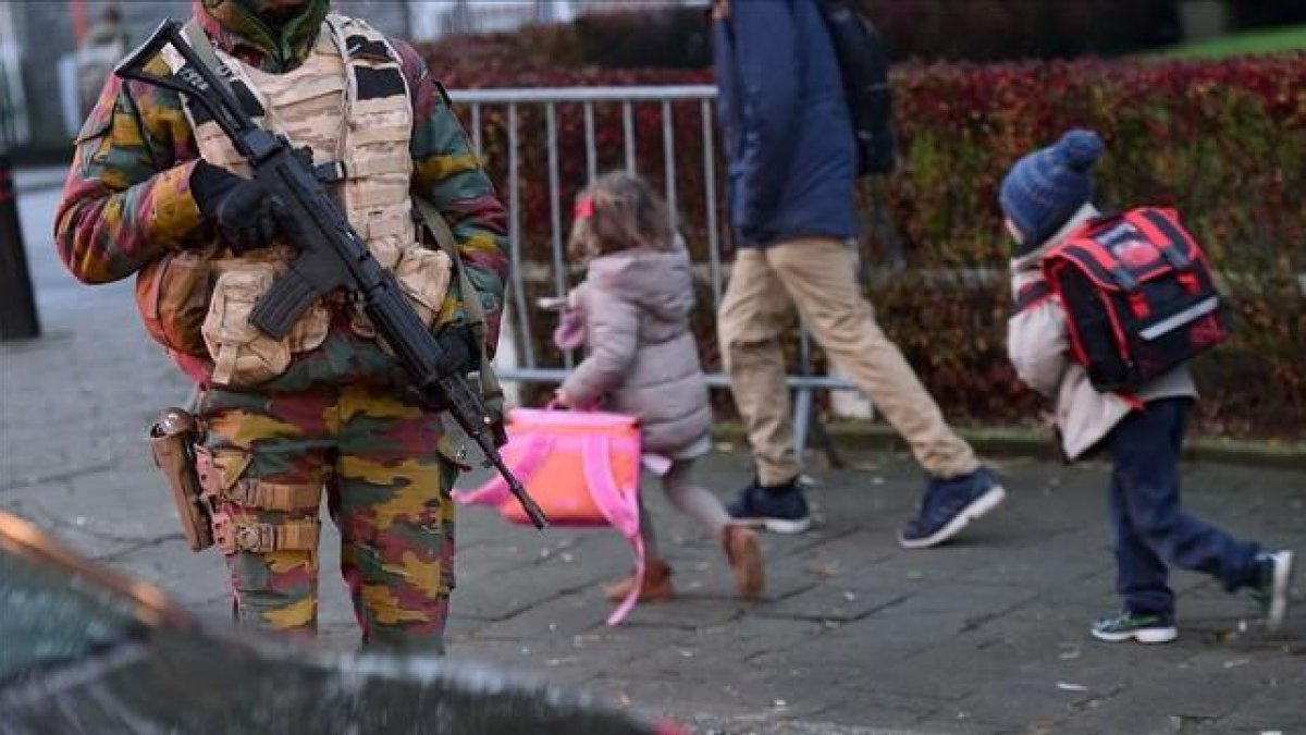 Los colegios de Bruselas abren sus puertas bajo vigilancia policial.-