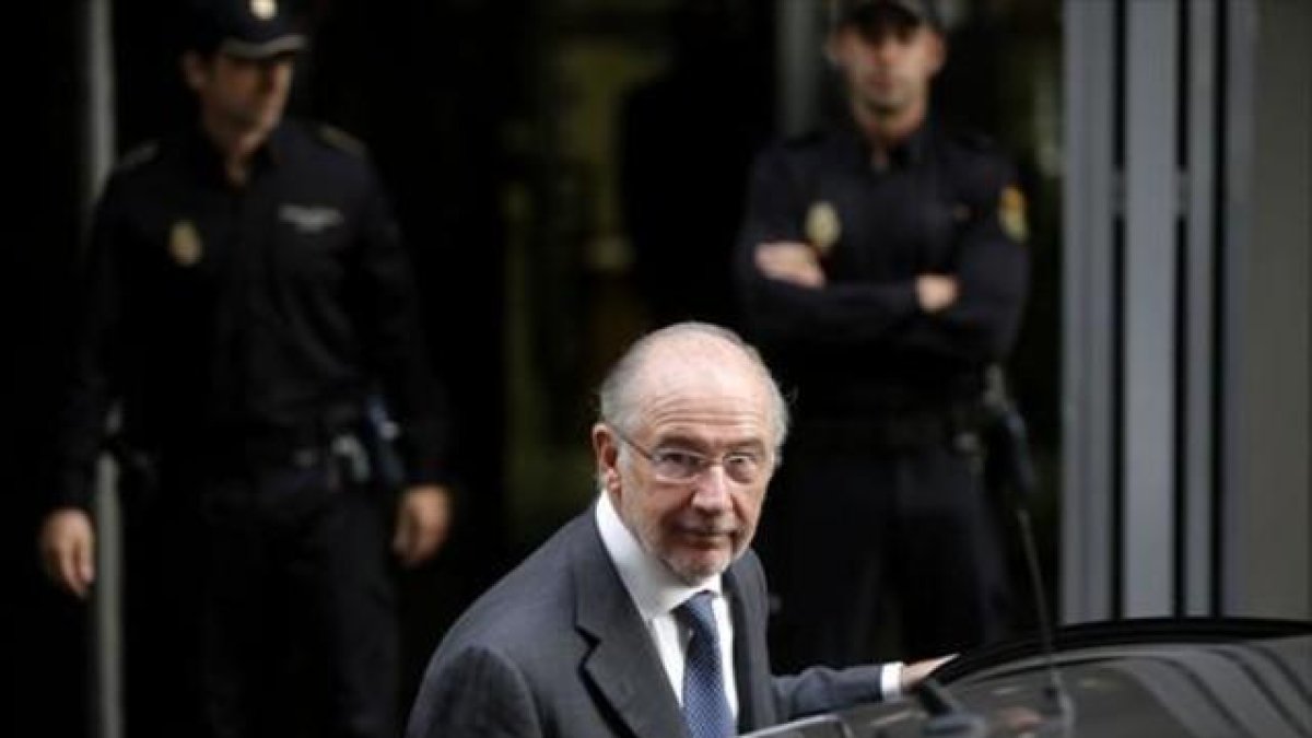 Rodrigo Rato saliendo de la Audiencia Nacional, tras declarar ante el juez, en octubre del 2014.-JOSÉ LUIS ROCA