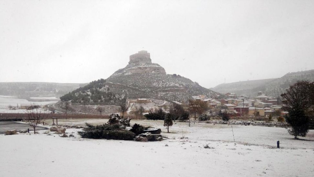 Imagen del Castillo de Curiel de Duero nevado.-E.M.