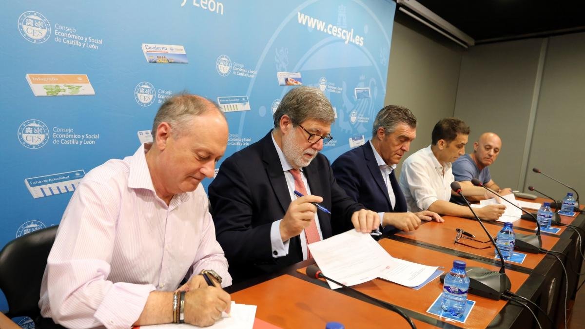 Los secretarios autonómicos de UGT y CCOO, Faustino Temprano (I) y Vicente Andrés (2D), y el presidente de Cecale, Santiago Aparicio, firman la Trasposición del IV Acuerdo por el Empleo y la Negociación Colectiva (AENC) a Castilla y León.-RUBÉN CACHO / ICAL
