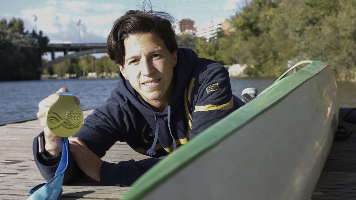 Patricia Coco muestra la medalla de Campeona. / J.M. LOSTAU