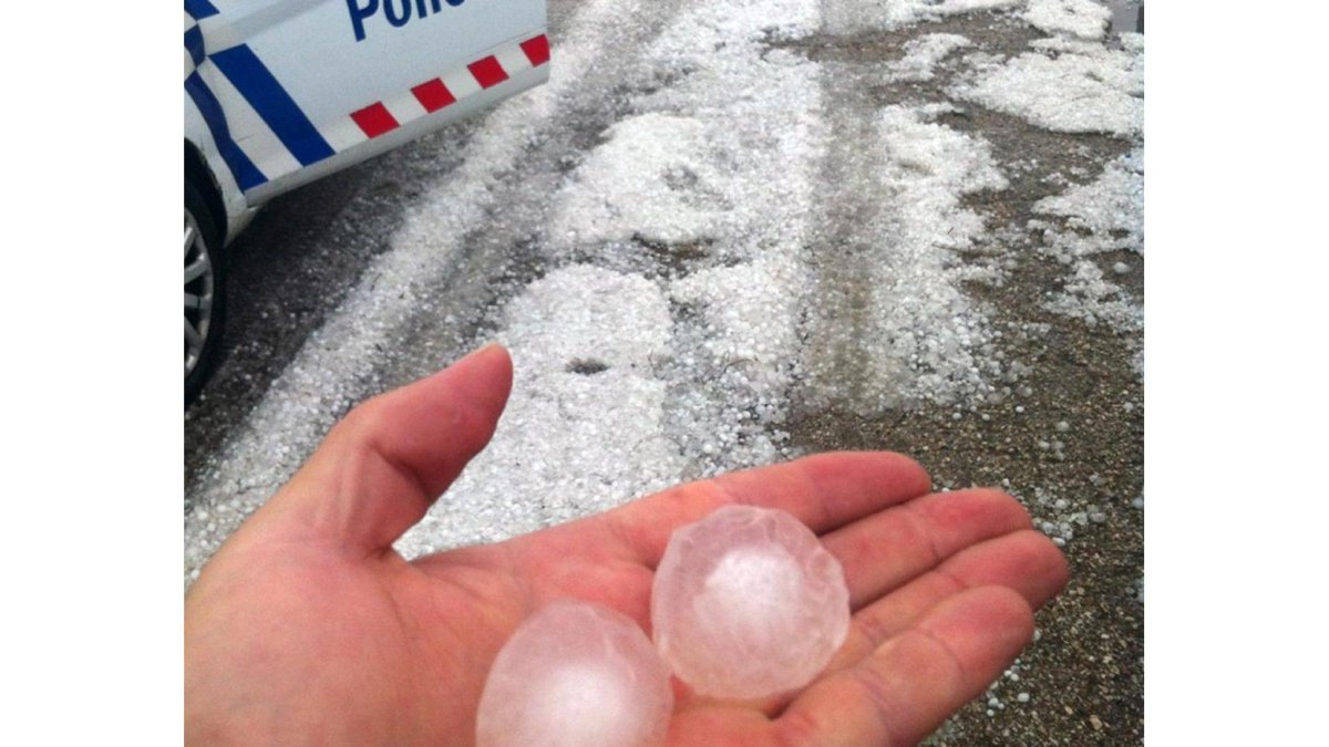 Tamaño de las piedras de granizo que cayeron ayer en Ágreda.-E. M.