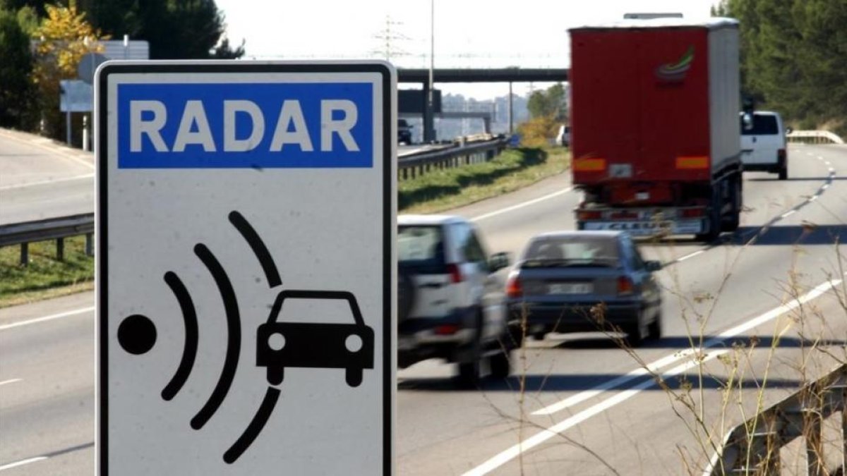 Un radar fijo en la autopista C-58, entre Sant Quirze y Terrassa.-/ JOSEP GARCIA