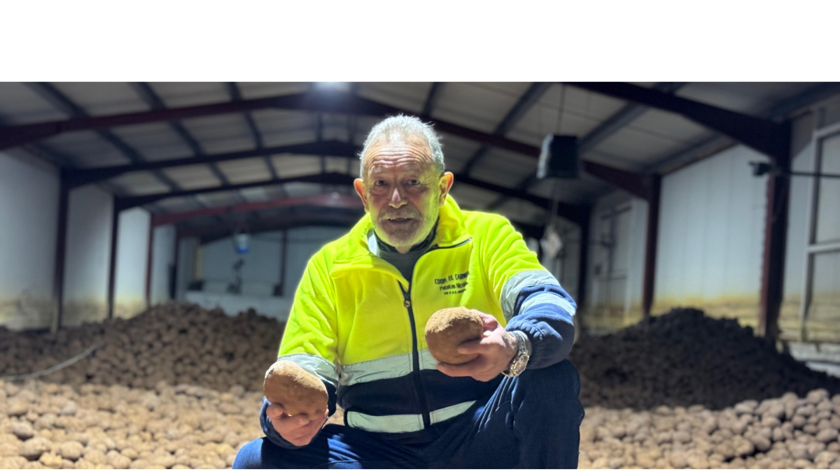 Nicolás Serna posa en uno de sus almacenes - ECB