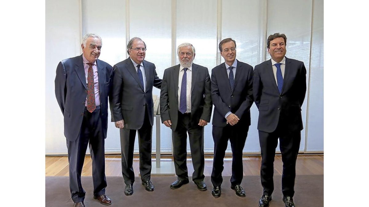 El presidente de la Junta de Castilla y León, Juan Vicente Herrera, y el consejero de Empleo, Carlos Fernández Carriedo. se reunieron ayer con los presidentes de los consejos económicos y sociales de Europa, España y Castilla y León-EL MUNDO