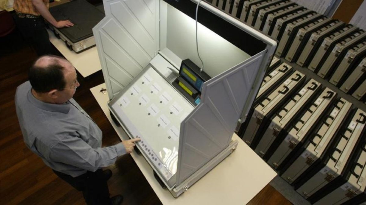 Un empleado municipal revisa una máquina de voto electrónico durante las pasadas elecciones presidenciales francesas.-AFP / FRED TANNEAU