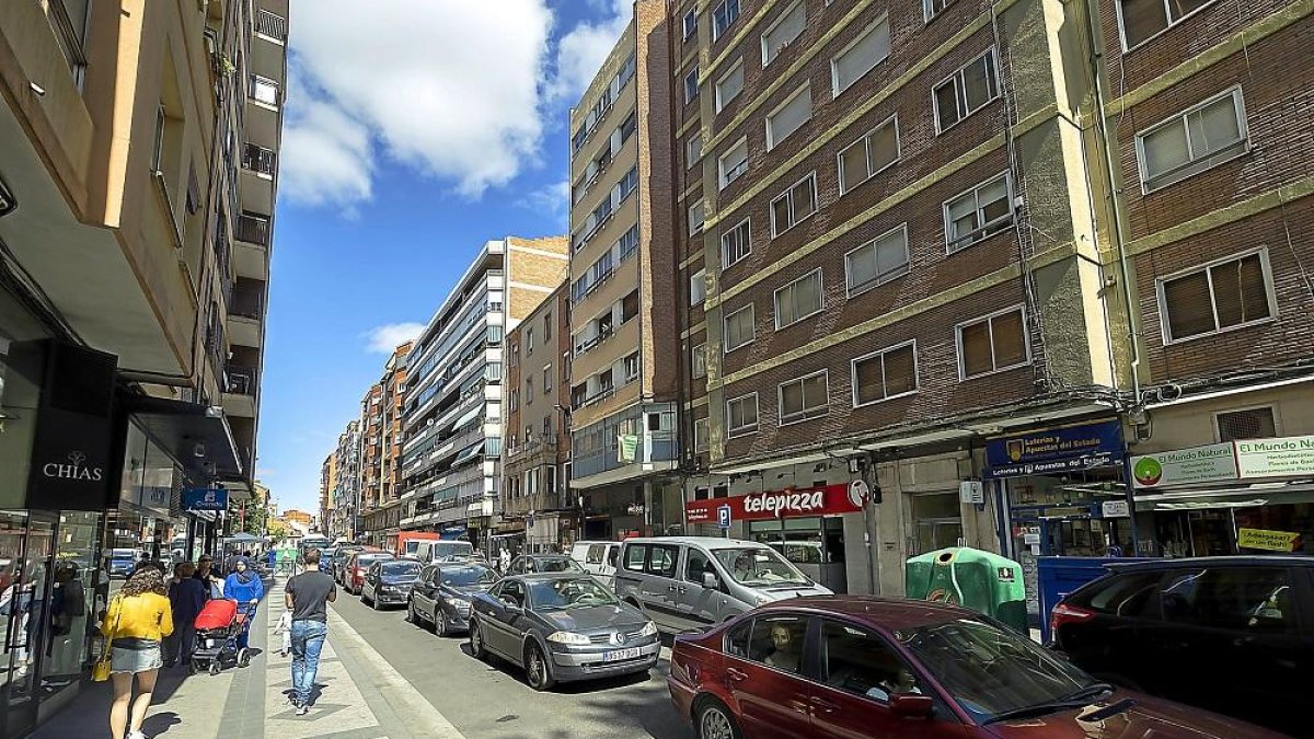 Retenciones en la calle Tudela durante la mañana del lunes.-PABLO REQUEJO/PHOTOGENIC