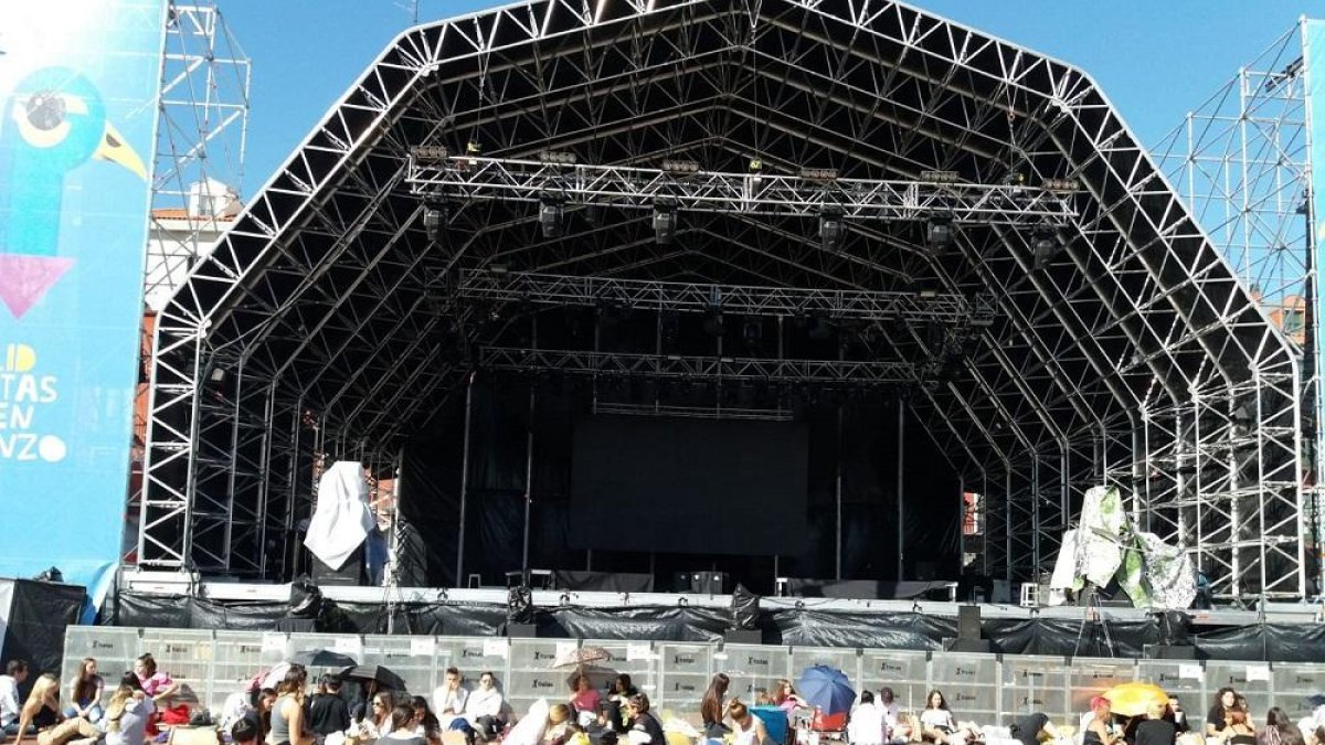Varios fans esperando la actuación de Bad Gyal en la plaza Mayor.-E. M.