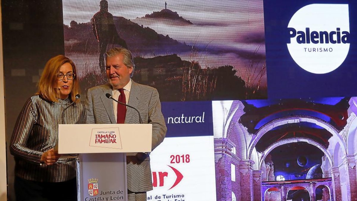 La presidenta de la Diputación de Palencia, Ángeles Armisén, junto al ministro de Educación, Íñigo Méndez de Vigo.-RAQUEL R.VIECO