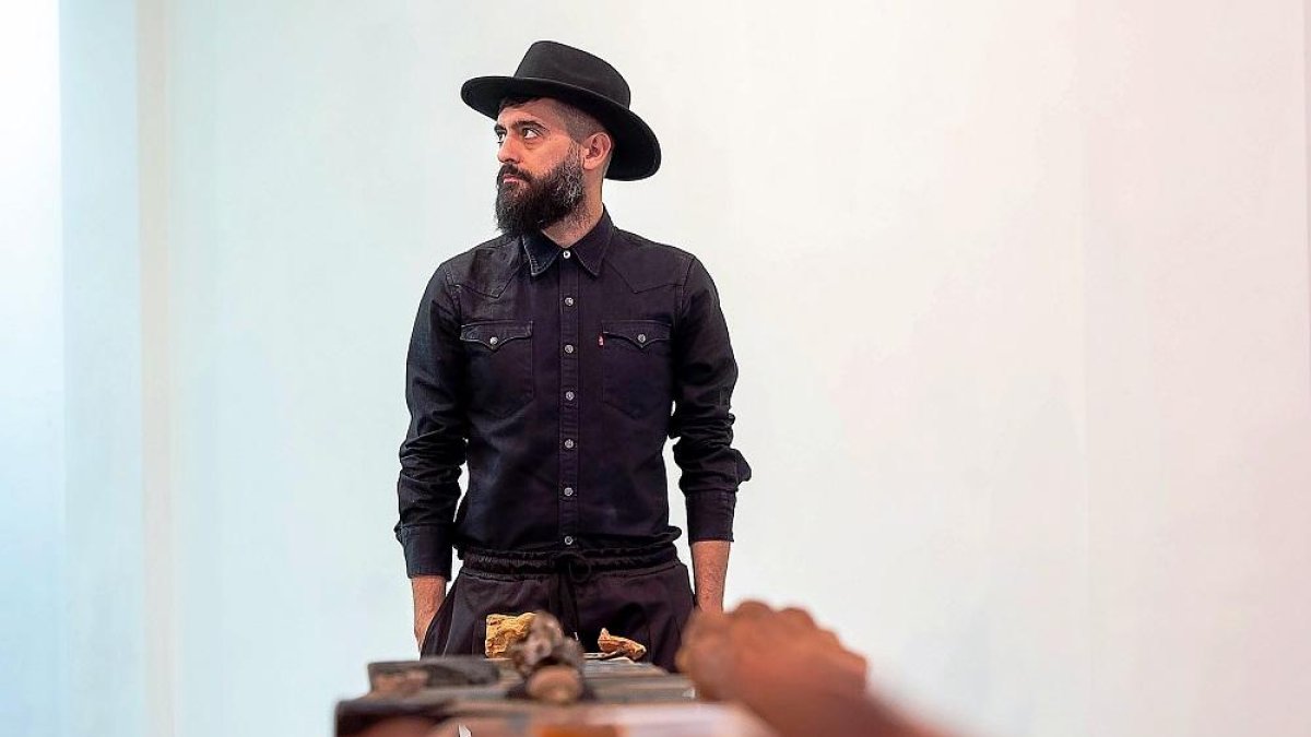 Juan Zamora, ayer, en la Galería Javier Silva donde inauguró ‘El cuerpo del sol’.-PABLO REQUEJO