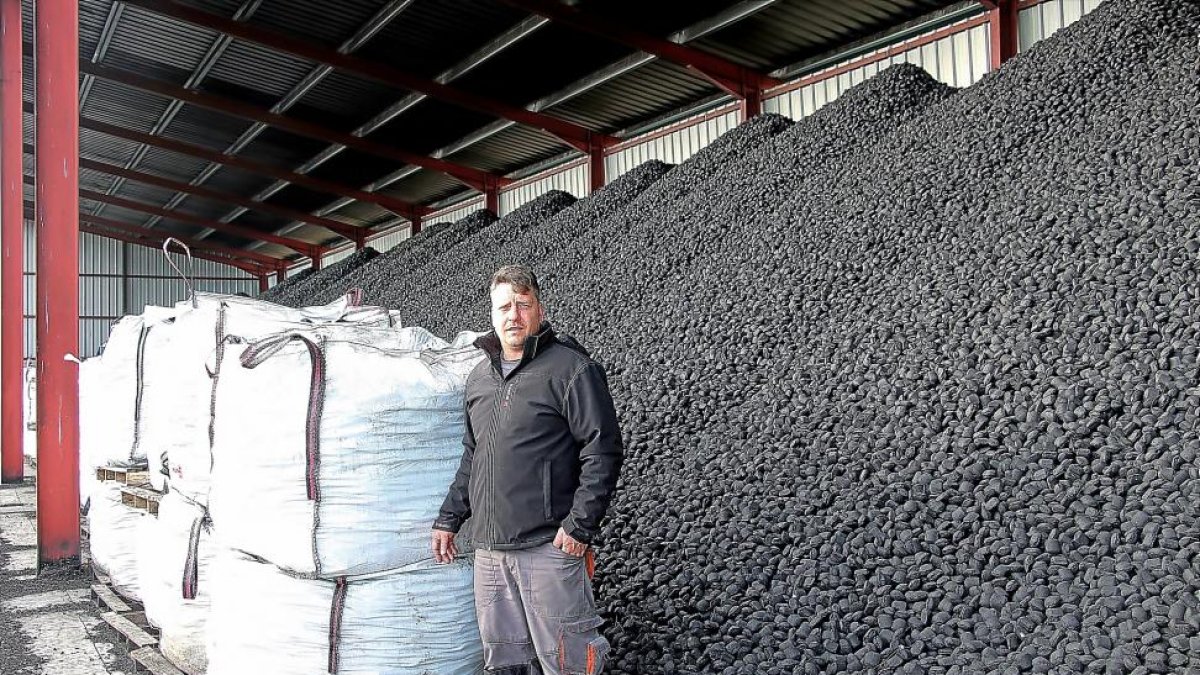 Pedro Araujo posa junto a toneladas de briquetas de carbón vegetal.-J.L.C.