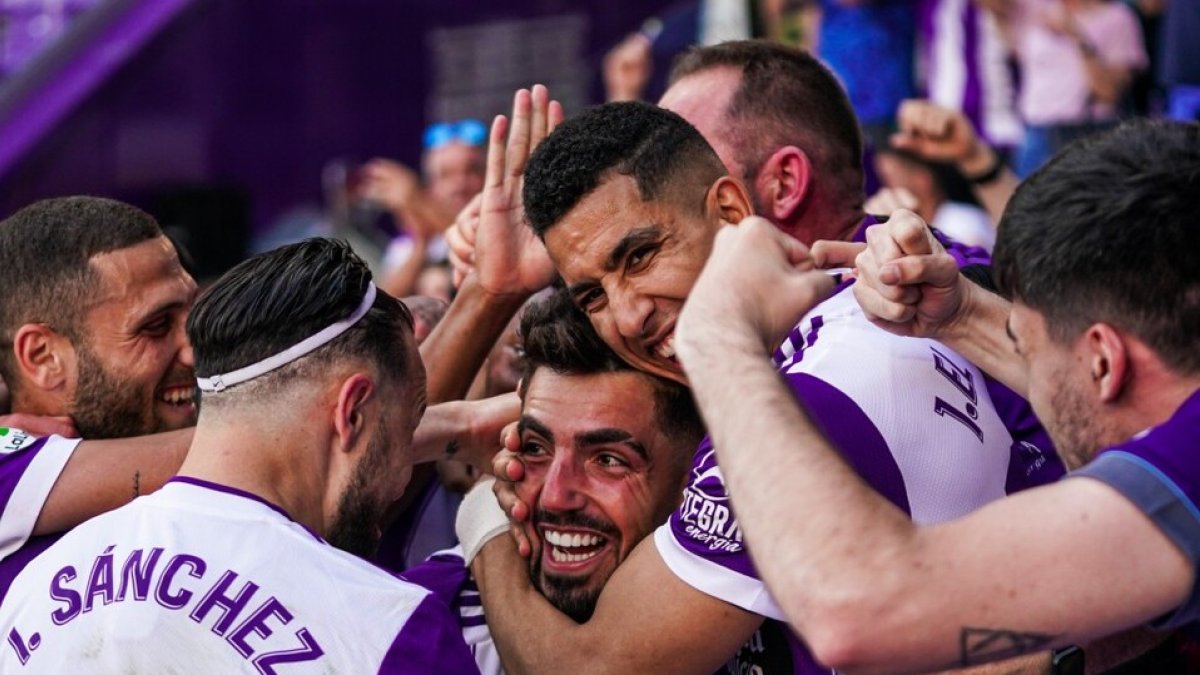 Varios jugadores celebran con Monchu el gol logrado ante la Ponferradina. / RV / A. PUENTE