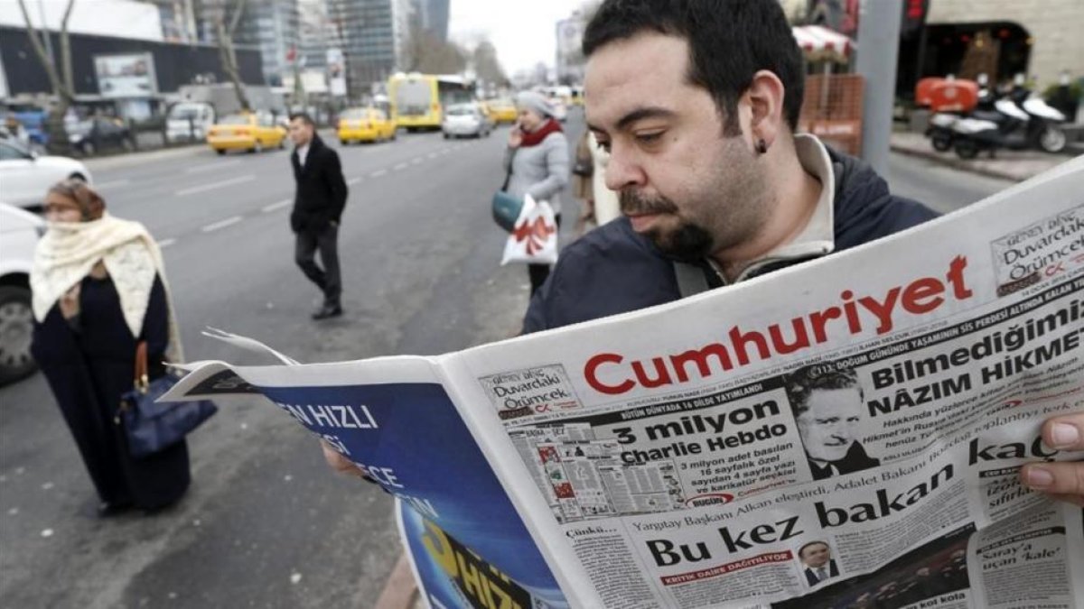 Un hombre lee un ejemplar del 'Cumhuriyet', el único diario turco que publicó un suplemento sobre 'Charlie Hebdo', en Estambul, el 14 de enero del 2015.-EFE / TOLGA BOZOGLU