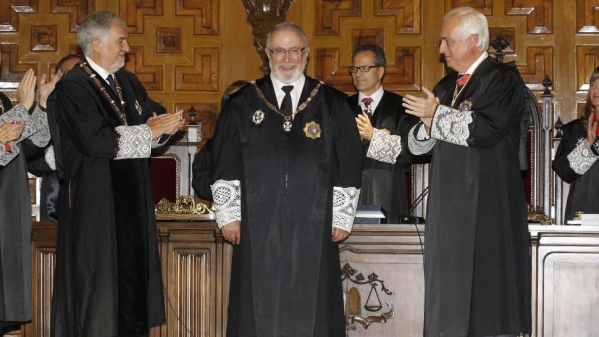 El expresidente de la Audiencia de Zamora Luis Brualla (c), tras ser condecorado hoy con la Cruz de Honor de San Raimundo de Peñafort, en presencia del magistrado y exfiscal general del Estado, Cándido Conde-Pumpido (i), y del presidente del Tribunal Supe-Efe
