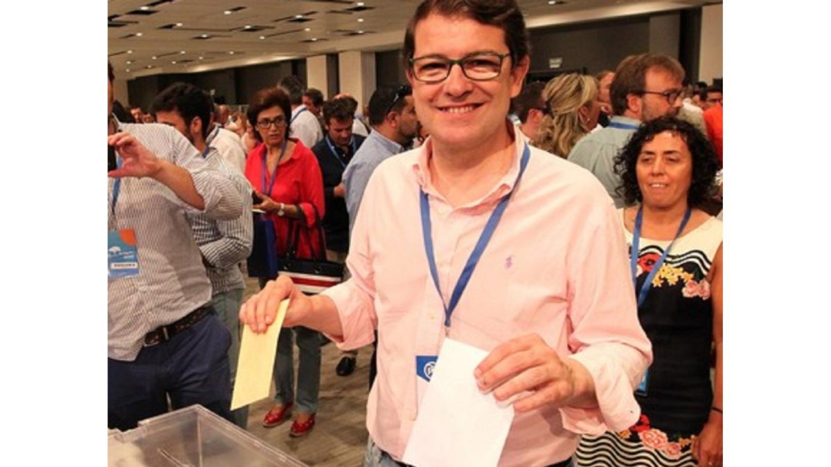 Jornada de clausura del XIX Congreso Nacional Extraordinario del PP en el que será elegido el nuevo presidente de la formación. En la imagen el presidente del PP en Castilla y León, Alfonso Fernández Mañueco votando.-Juan Lázaro / ICAL