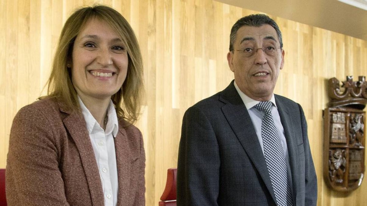 La viceconsejera de Función Pública y Modernización, Rocío Lucas, junto a Bienvenido Mena, delegado de la JCYL en Salamanca-Ical