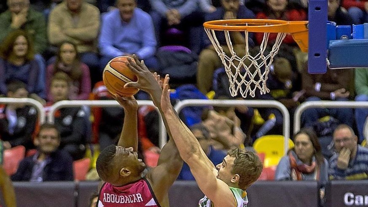 Aboubacar gana en el salto a Víctor Demetrio en el partido disputado en Pisuerga.-A. MINGUEZA