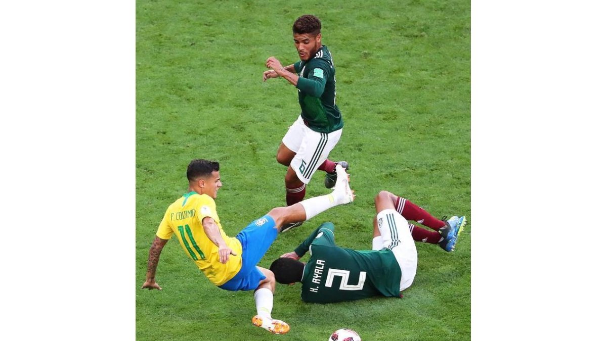 Coutinho trata de controlar ante jugadores mexicanos-TATYANA ZENKOVICH (EFE)