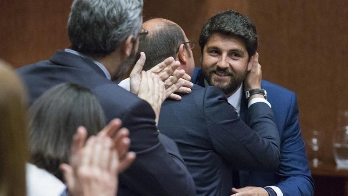 El recién investido presidente de la Región de Murcia, Fernando López Miras (d), felicitado por su predecesor en el cargo, Pedro Antonio Sánchez, que dimitió después de que Ciudadanos le retirara su apoyo por ser investigado en el caso Auditorio.-EFE