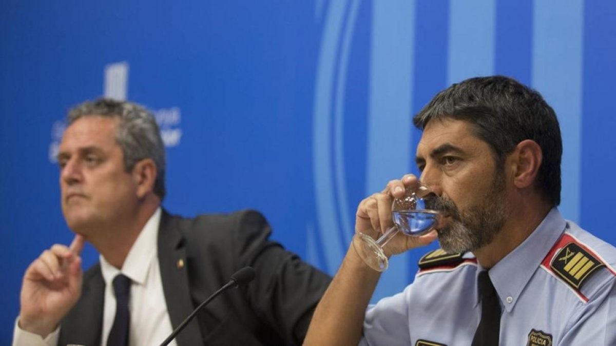 Joaquim Forn y Josep Lluís Trapero en la rueda de prensa en la que señalaron a dos periodistas de EL PERIÓDICO.-ALBERT BERTRAN