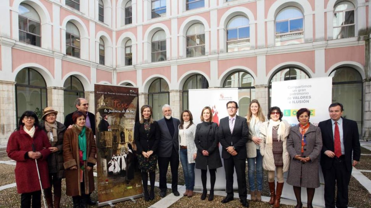 La consejera de Cultura y Turismo, Alicia García, y el delegado territorial de la ONCE en Castilla y León, Ismael Pérez, presentan la obra de teatro 'Teresa, la jardinera de la luz'-Ical