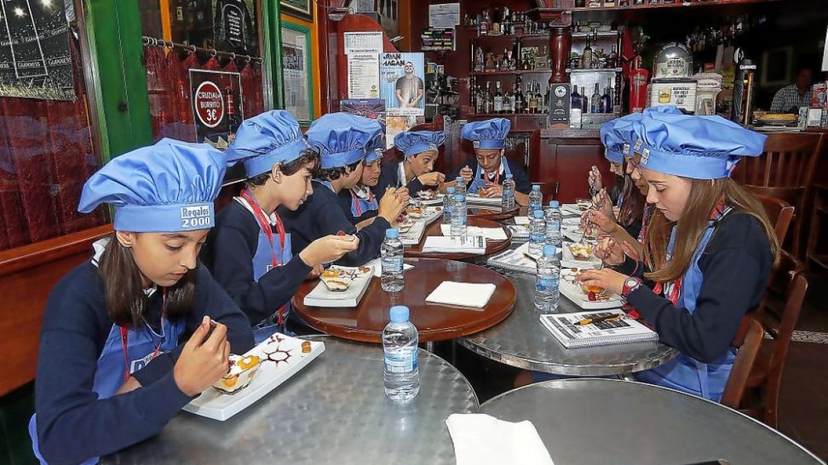 Los niños y niñas del jurado infantil degustan uno de los postres del concurso.-E.M.