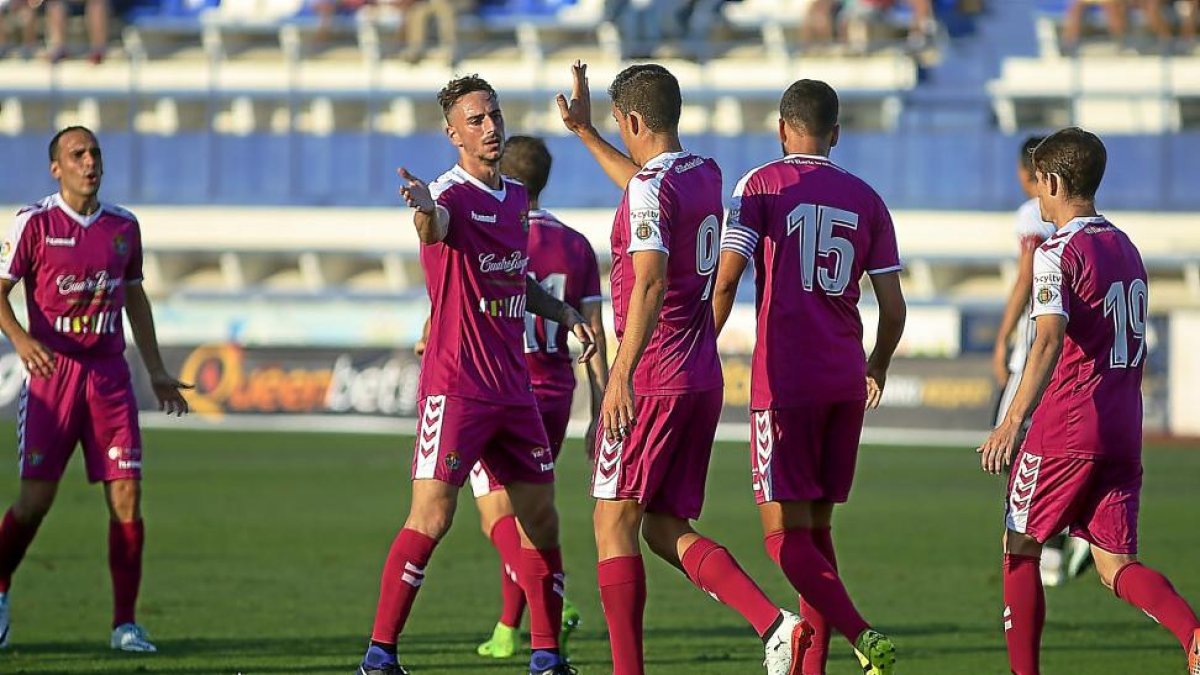 Calero felicita a Mata por el primer tanto ante la presencia de Deivid (15) y Toni (19).-PHOTO-DEPORTE