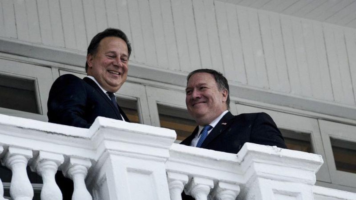 El secretario de Estado Mike Pompeo junto al presidente panameño Juan Carlos Varela.-AFP POOL