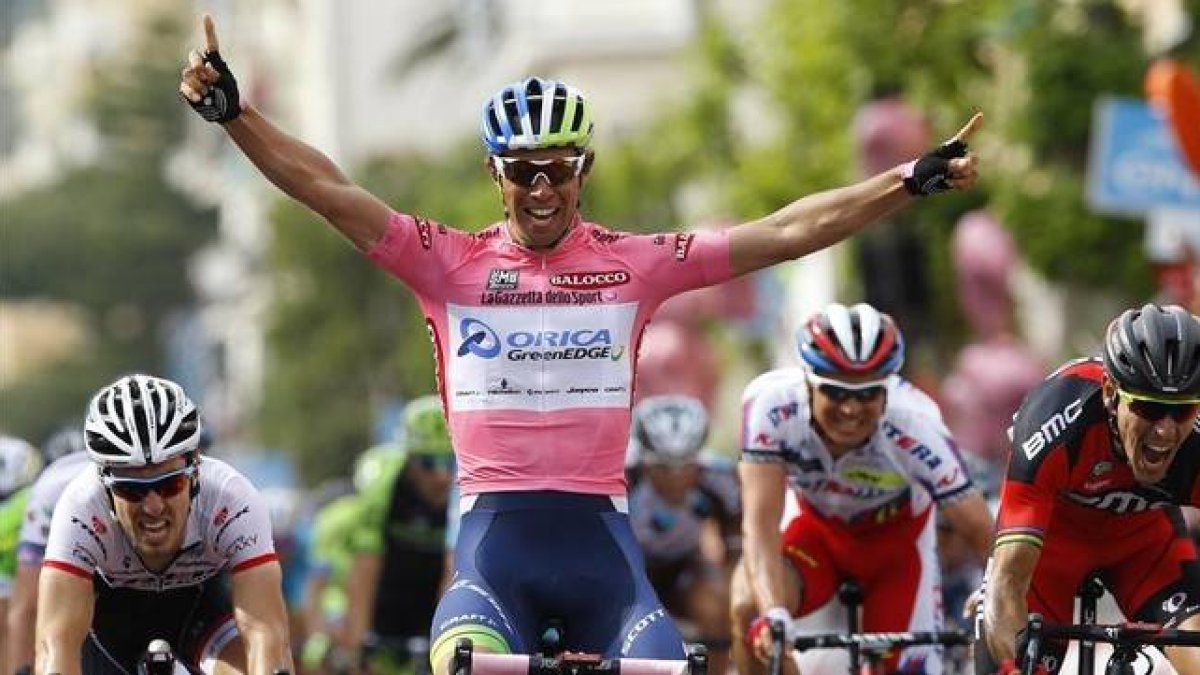 Matthews celebra su victoria en la meta de Sestri Levante.-Foto: AFP / LUK BENIES