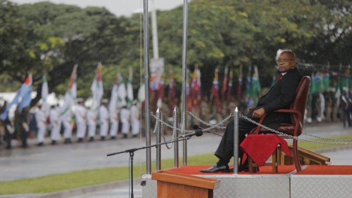 El presidente de Sudáfrica, Jacob Zuma, en un desfile militar el pasado martes.-EFE / KIM LUDBROOK