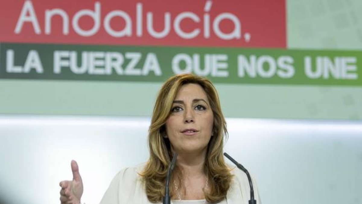 La presidenta de la Junta de Andalucía, Susana Díaz, en una rueda de prensa, este lunes.-EFE / RAUL CARO