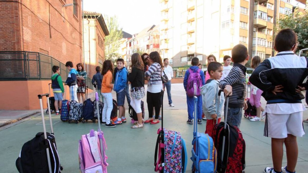 Escolares camino de sus respectivas aulas en el colegio Pedro Gómez Bosque de Valladolid el primer día de clase-Ical
