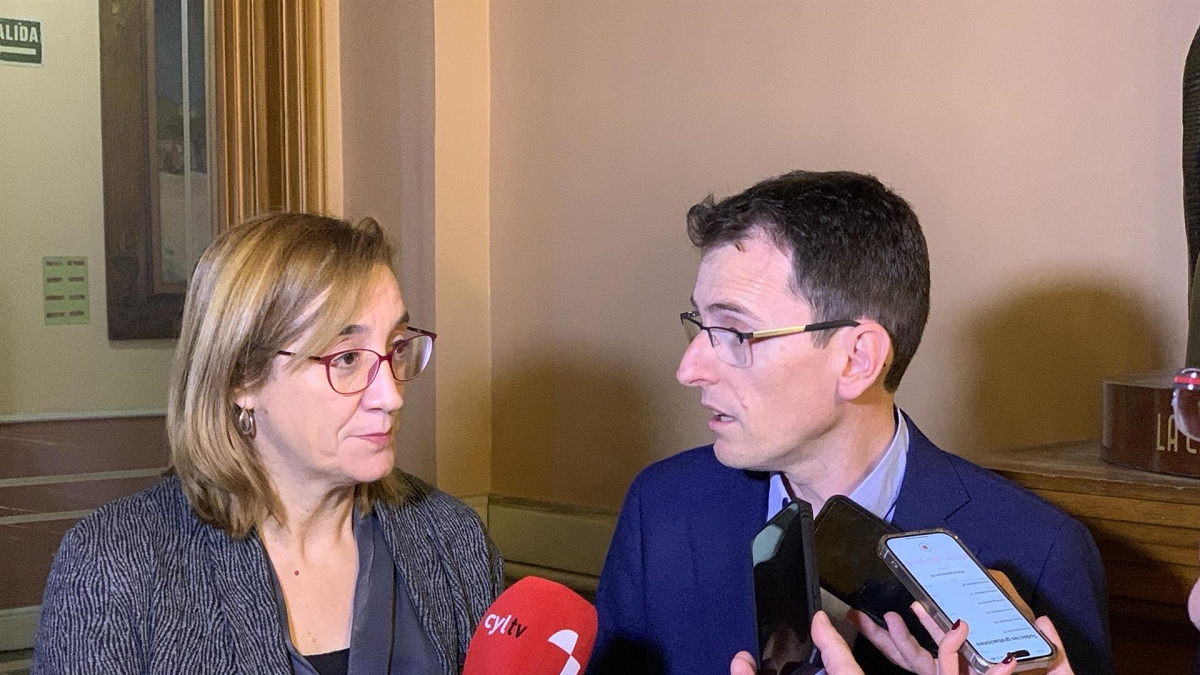 El portavoz del Grupo Municipal Socialista en el Ayuntamiento de Valladolid, Pedro Herrero, y la de Valladolid Toma la Palabra (VTLP), Rocío Anguita, en una atención a los medios este miércoles en la Casa Consistorial de la capital vallisoletana - PSOE/ Europa Press
