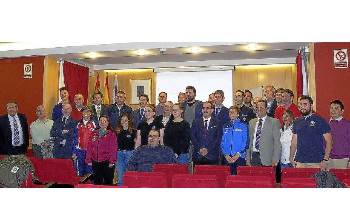 Foto de familia de los firmantes en la Declaración Institucional de Igualdad.-EL MUNDO