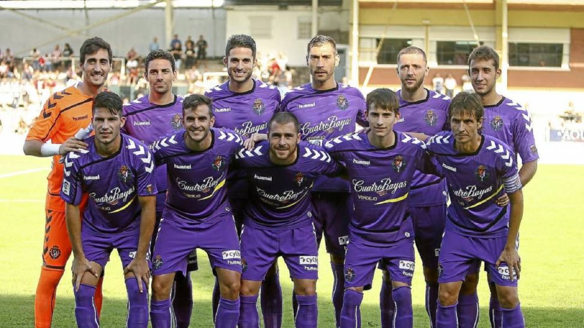 Primer once inicial del Valladolid en pretemporada, que se enfrentó el sábado al Athletic. Arriba, de izquierda a derecha, Mariño, Óscar, Juanpe, Samuel, Timor y Ángel; abajo: Caye Quintana, Juan Villar, Chica, Toni y Rubio.-Photo-deporte