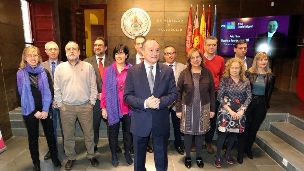 Daniel Miguel San José presenta su candidatura a la reelección como rector de la Universidad de Valladolid (UVa). En la imagen, junto a su equipo electoral-@Uva_es