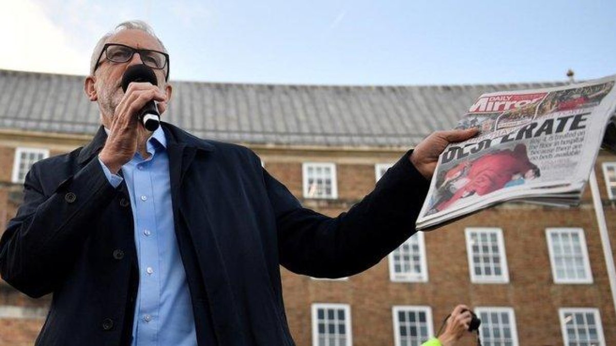 Jeremy Corbyn muestra la foto del niño enfermo en un acto electoral en Bristol. Jeremy Corbyn muestra la foto del niño enfermo en un acto electoral en Bristol.-EFE