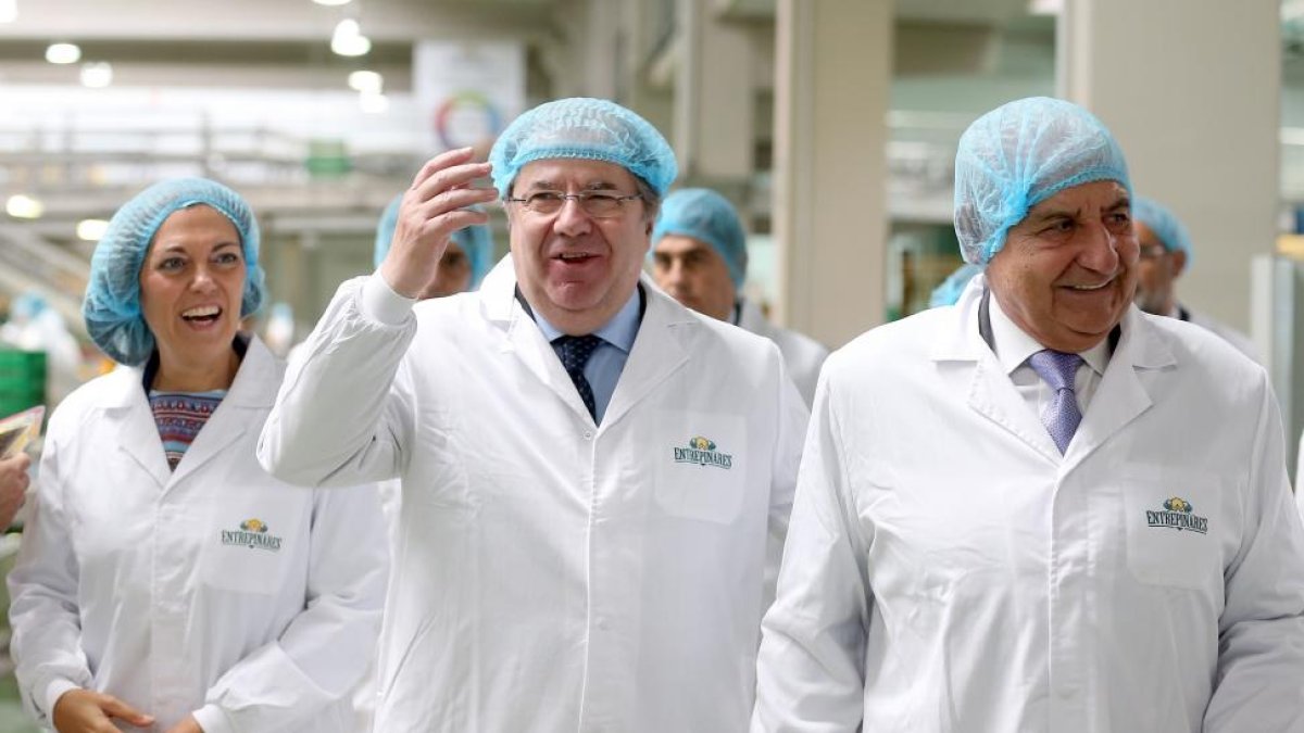 El presidente de la Junta, Juan Vicente Herrera (C), visita el centro logístico de 'Quesos Entrepinares'. Le acompaña en la imagen, Milagros Marcos (I), Consejera de Agricultura y Ganaderia y Antonio Martín (D)-Ical
