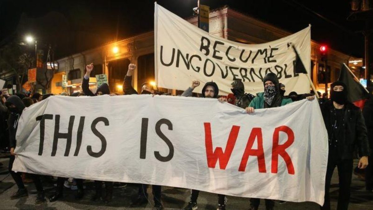 Una pancarta alzada este miércoles en las manifestaciones de la Universidad de Berkeley contra la conferencia de Milos Yiannopoulos.-AFP