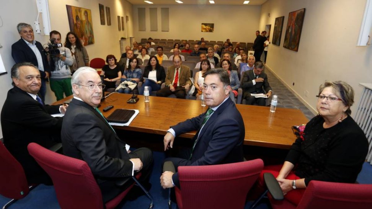 El presidente de la Diputación de León, Marcos Martínez, y el presidente del Consejo de Cuentas de Castilla y León, Jesús Encabo, abren una jornada dirigida a las Juntas Vecinales sobre la presentación en plazo de sus cuentas. Junto a ellos, la diputada d-Ical